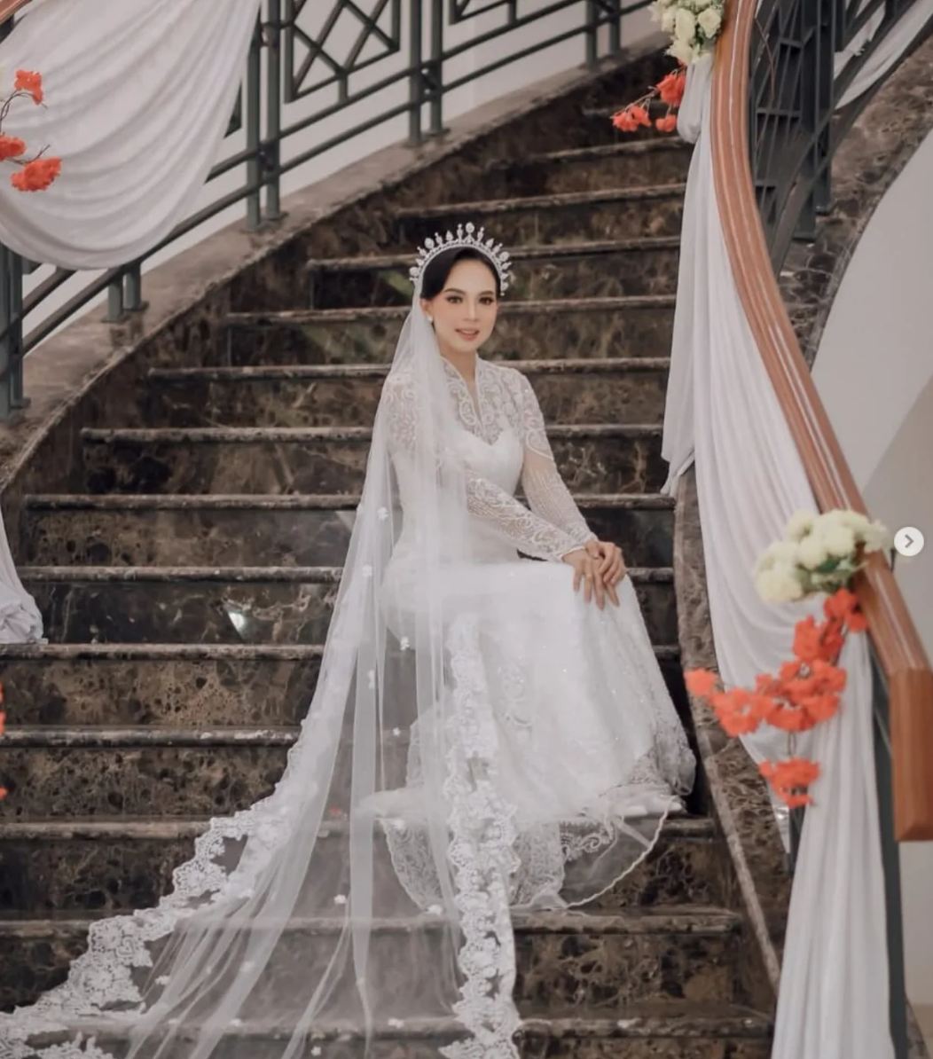 Pengantin dengan gaun panjang di tangga megah